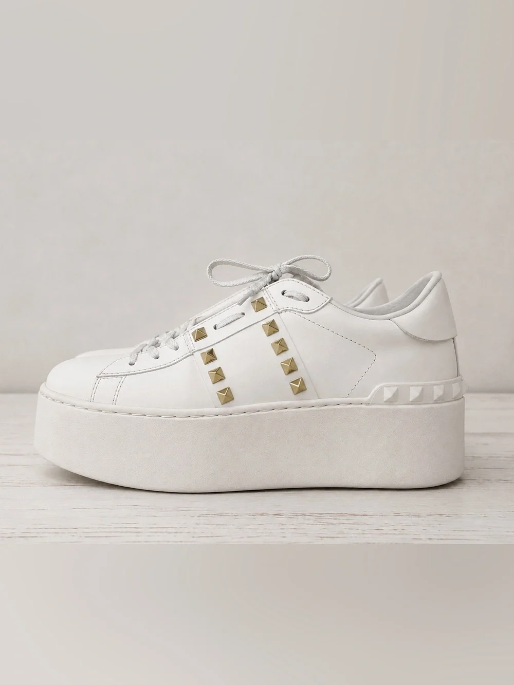 Valentino Garavani Rockstud Untitled Bianco/ Gold Stud Platform Sneakers Size 8